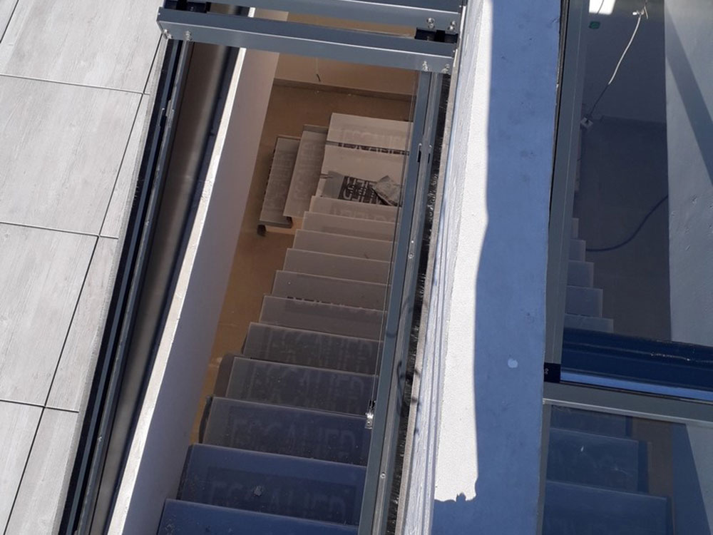 Toiture coulissante pour escalier d’accès au toit sans édicule - TOITEL