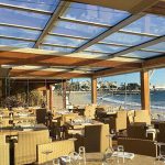 1318 Restaurant avec une grande surface couverte par une verrière escamotable