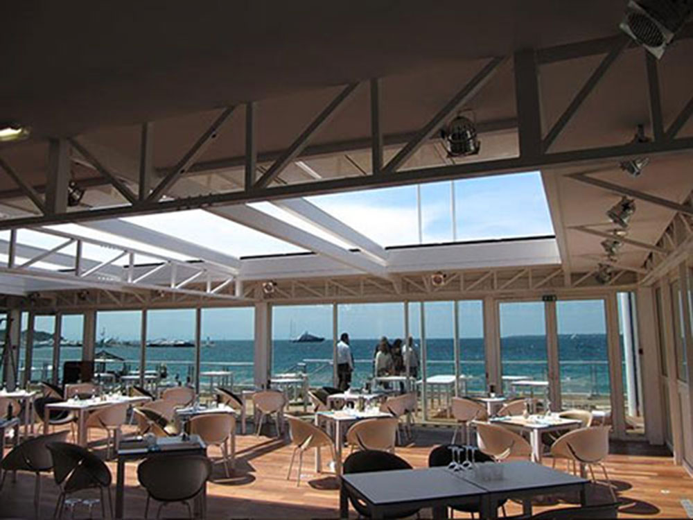 Terrasse du restaurant CASINO PARTOUCHE avec verrière ouvrante - TOITEL