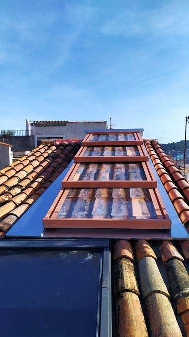 Puits de lumiere créer par une verriere ouvrante dans le toit d’une maison