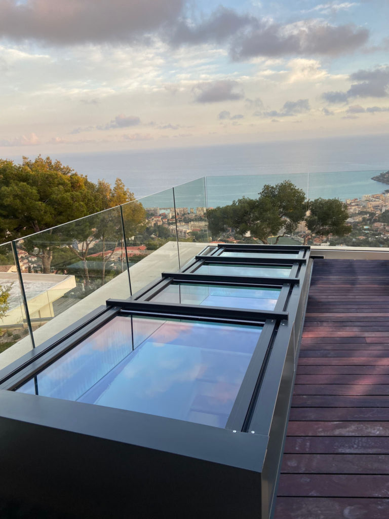 Toit rétractable sur escalier d’accès toit terrasse – TOITEL –