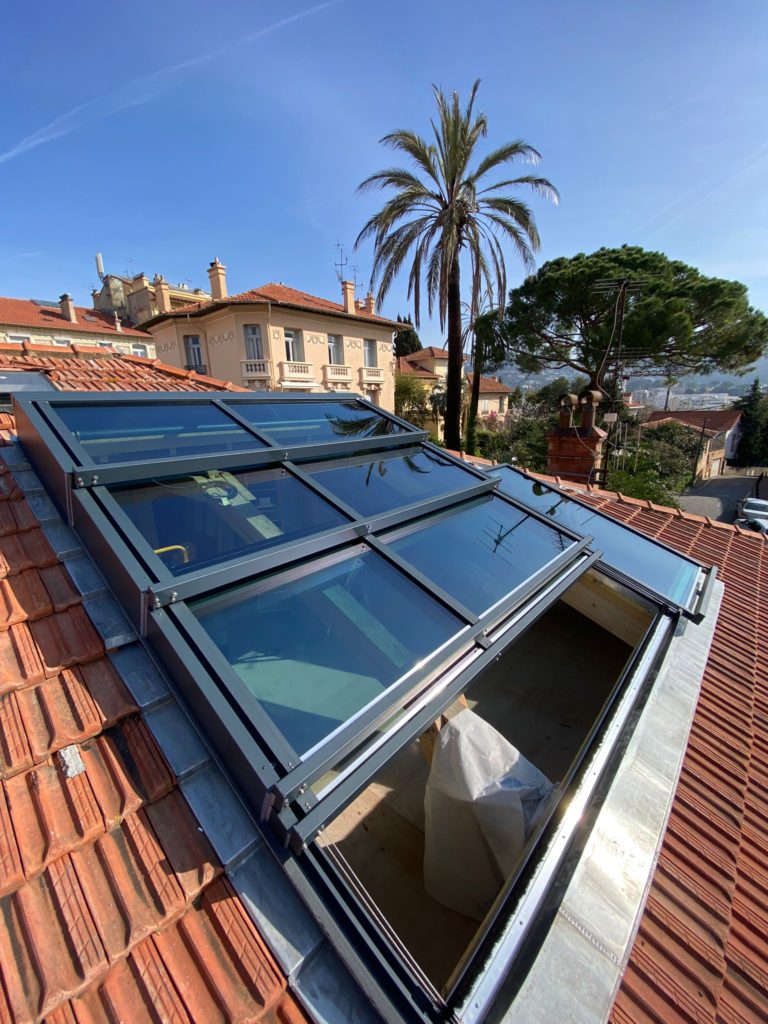 Couverture de toit coulissante créant un puit de lumière à Cannes – TOITEL –
