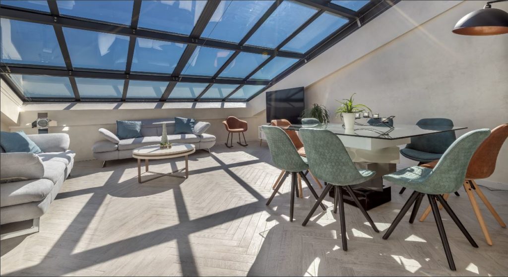 Toiture coulissante créant une terrasse dans un appartement à Cannes – TOITEL –