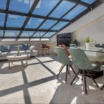 Toiture coulissante créant une terrasse dans un appartement à Cannes – TOITEL –